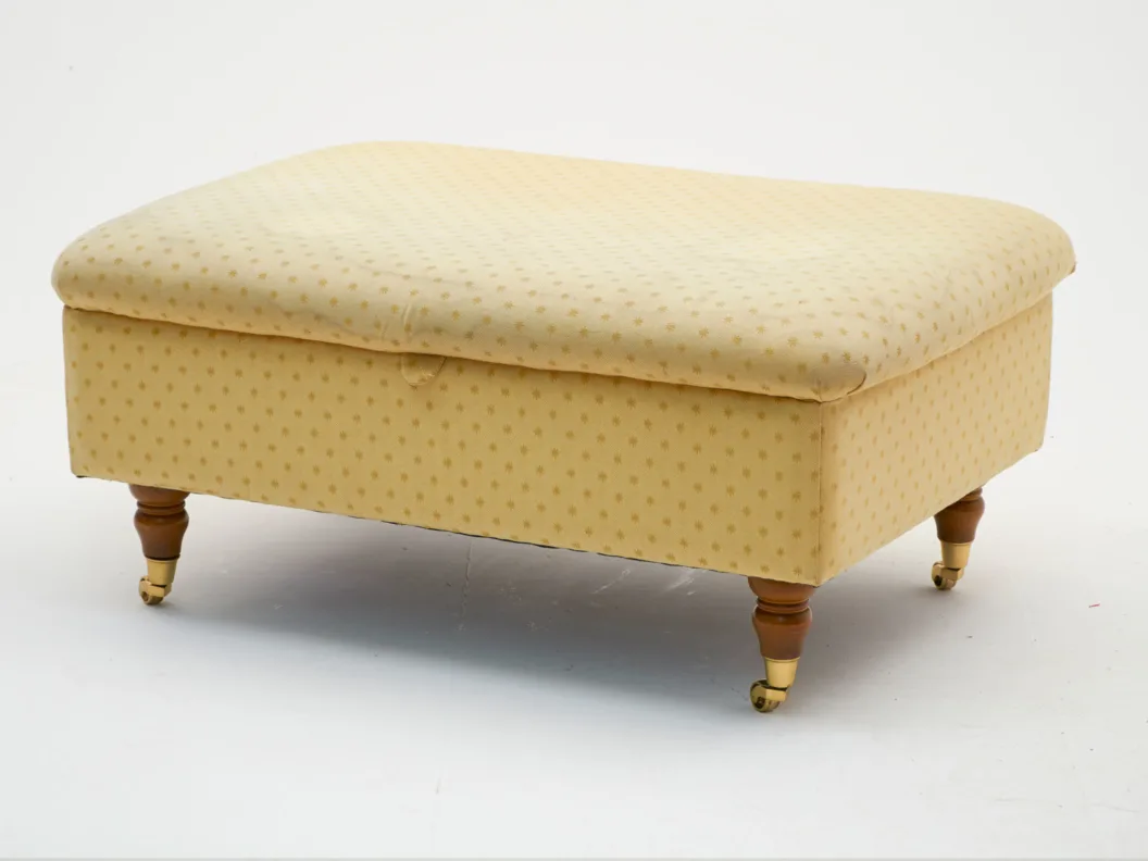 Footstool with castors